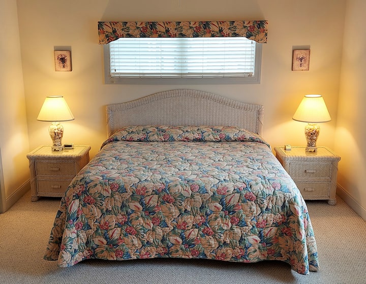 Master BR with king bed, 48" HDTV and DVD, gas FP and recliner chair