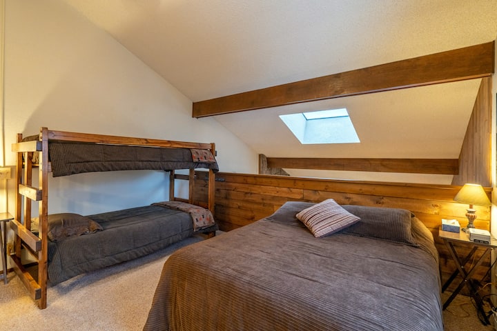 Quarto loft com Queen e 2 beliches de solteiro e banheiro completo anexado