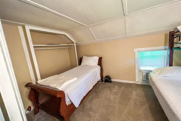 El dormitorio 3 (puerta 2 en el pasillo de arriba) cuenta con una cama individual (en la foto) una cama tamaño queen y una cama individual (parte de la litera sobre la cama queen), así como su propia unidad de aire acondicionado de ventana