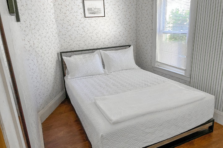 El dormitorio 1 (planta baja) está ubicado en la sala de estar separada. 