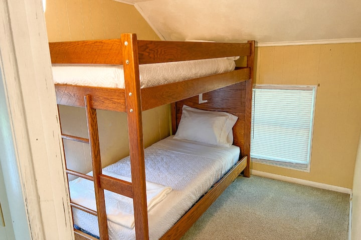 El dormitorio 2 (primera puerta en el pasillo de arriba) cuenta con dos camas de una de ellas (literas) y su propia unidad de aire acondicionado de ventana.