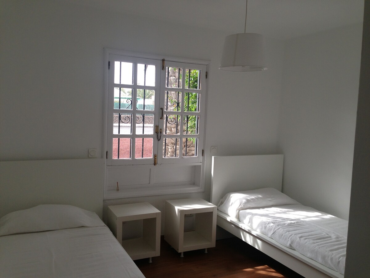 חדר עם 2 מיטות וארון בגדים גדול