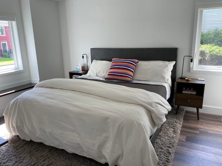 ห้องนอนชั้นแรกมีห้องน้ำในตัว