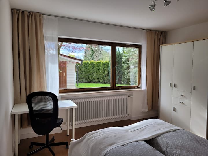 卧室-工作区景观、衣柜和花园