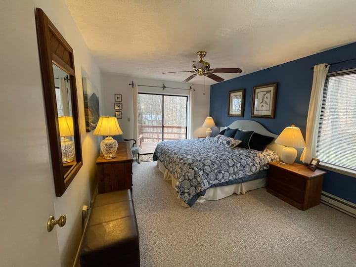 主卧位于一楼，与甲板相连，可俯瞰树林