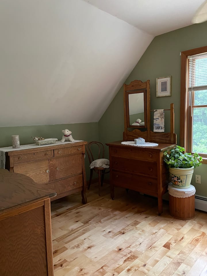 ห้องนอนใหญ่ชั้นบนพร้อมอ่างอาบน้ำใหญ่ตู้เสื้อผ้าโบราณและตู้เสื้อผ้าแบบวอล์คอินขนาดใหญ่