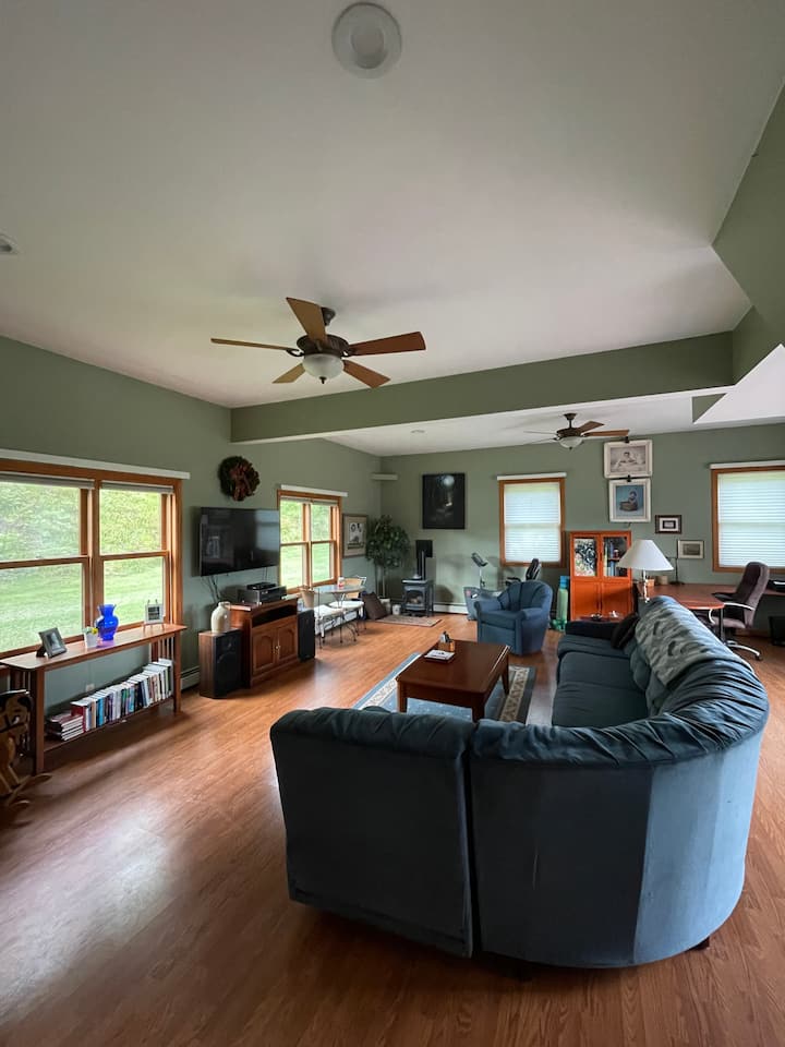 ห้องพักยอดเยี่ยม
(ที่นั่งพื้นที่ทำงานกระดานปาเป้าเกมและหนังสือเตาผิงแก๊สจักรยานเอนหลังอุปกรณ์โยคะทีวี)