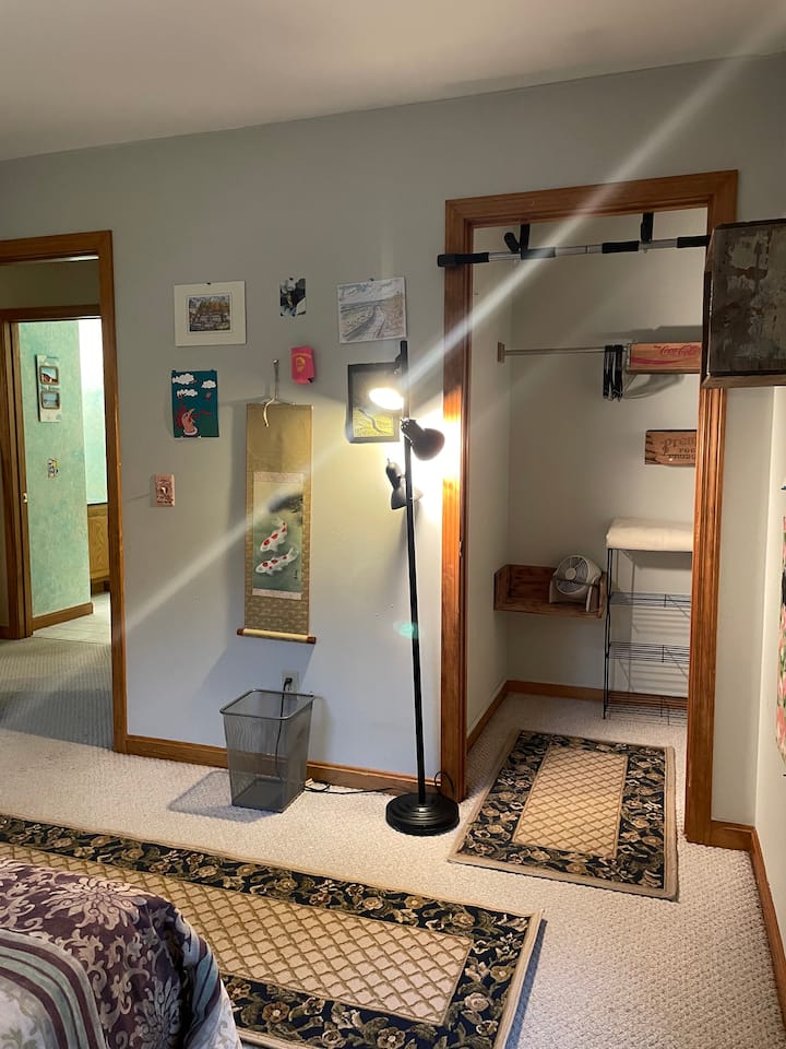 ตู้เสื้อผ้าแบบเปิดโล่งและเตียงควีนไซส์