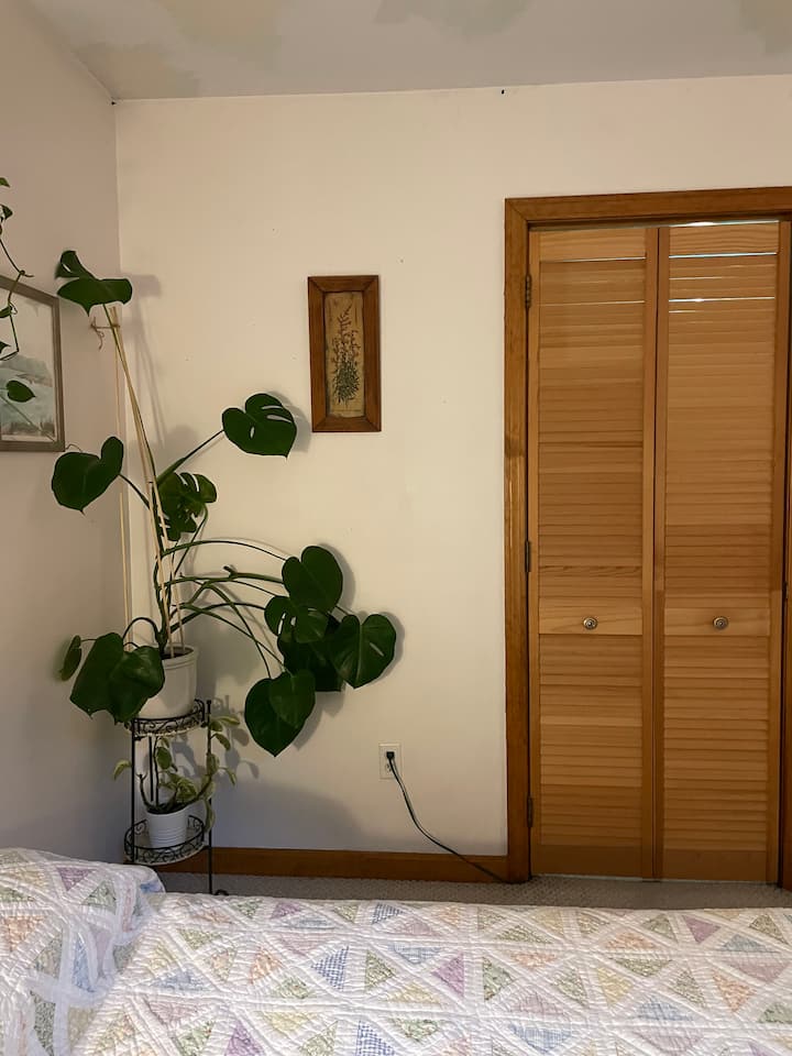 ห้องนอนสว่างและโปร่งโล่งพร้อมศิลปะ