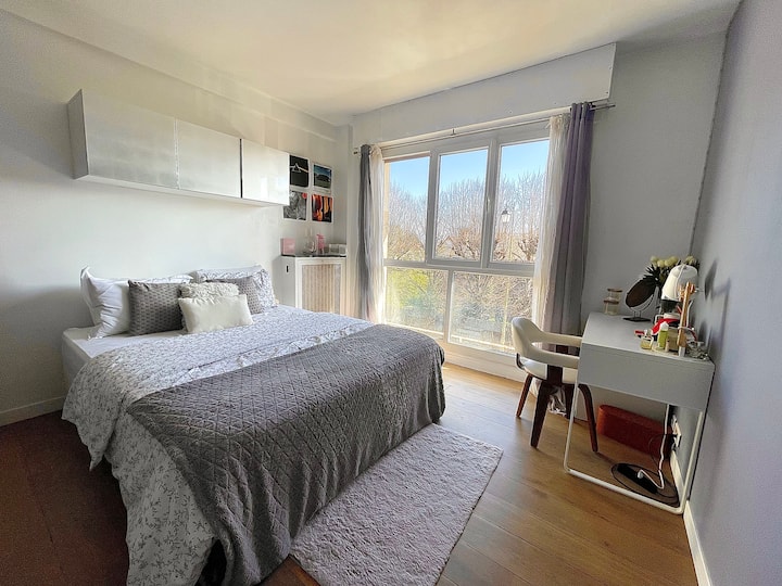 Прозорците имат автоматични щори.