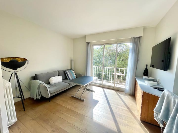 Диванът също е конвертируем. Може да се разгъне в двойно легло.