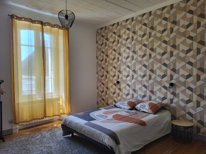 Dormitorio con 1 cama de matrimonio y 1 cama individual