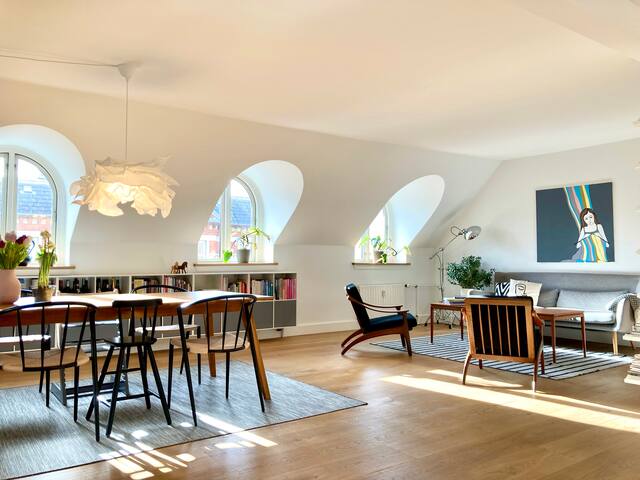 Lovely large and bright loft with unique details gallery image 4