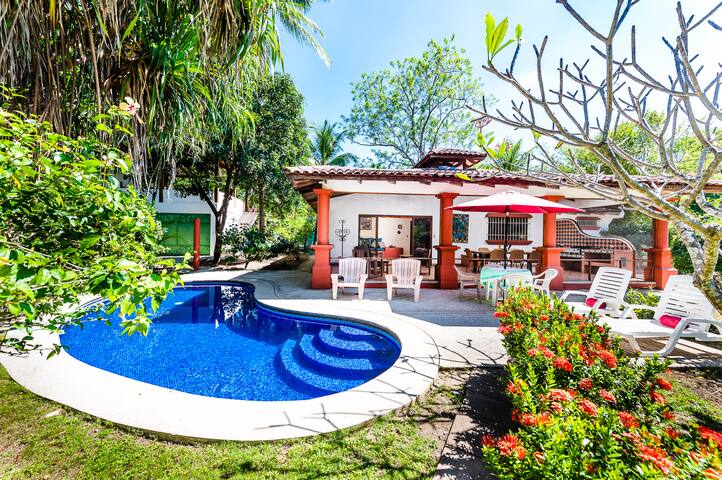 4 BR w pool, screened porch 50m to Beach in Grande