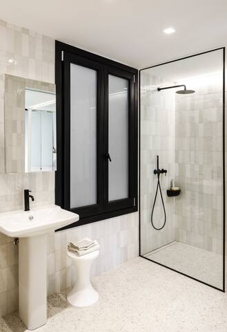 Chic Raval gallery image 4