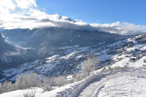Mountainside apartment - with views & distance