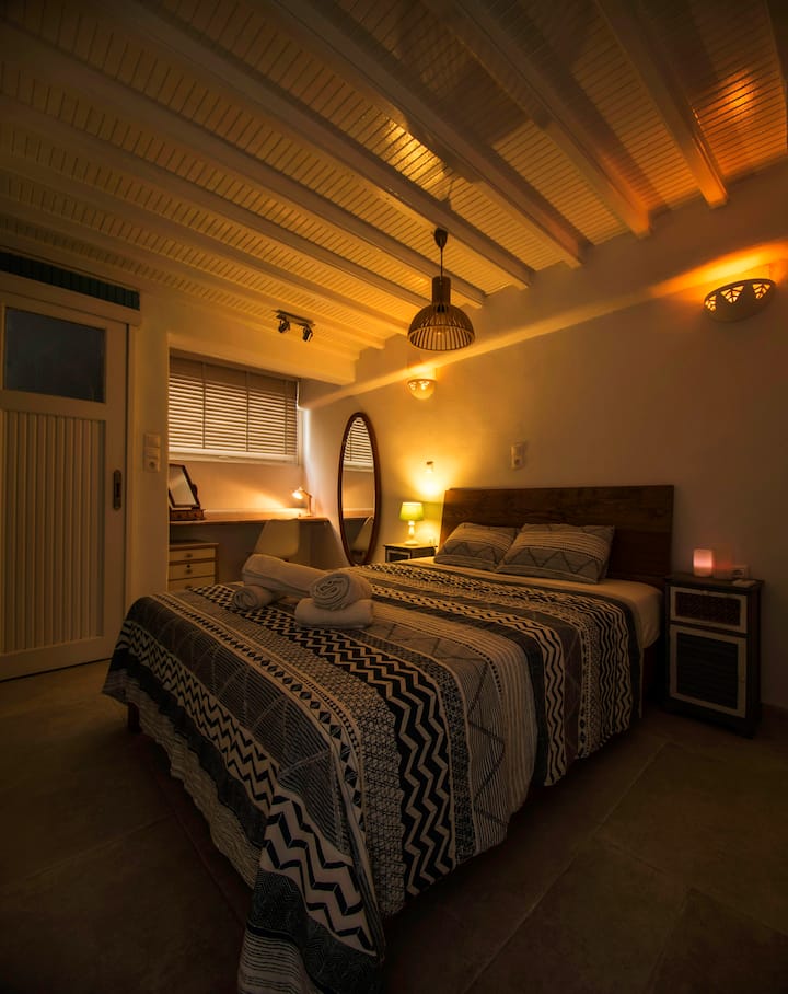 חיקוק;) לחדר השינה התחתון וחדר האמבטיה הצמוד שלו... @לילה