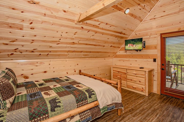 2nd Floor Bedroom: (1) Queen Bed