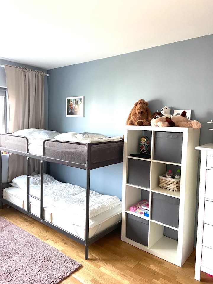 Spavaća soba NR3 s 2 kreveta na kat, igračkama i dječjim knjigama