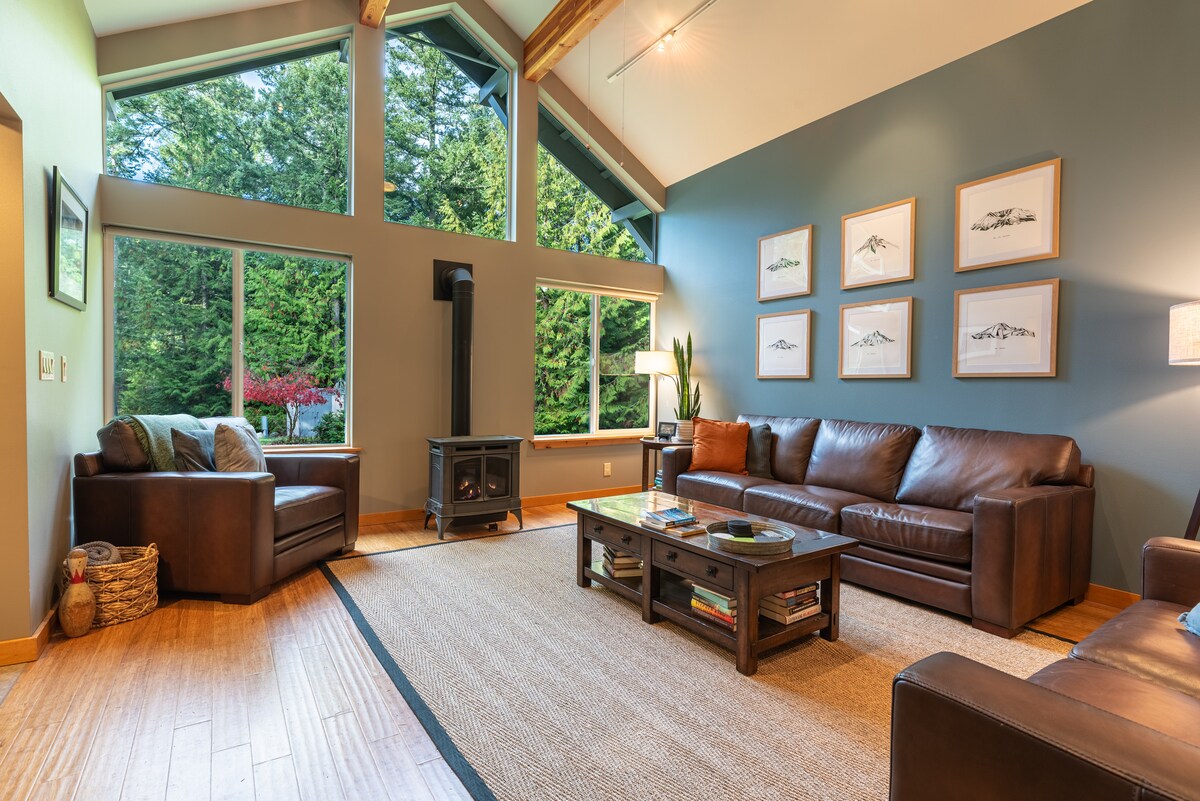 The floor to ceiling windows still let you enjoy the outside even when you're in. 