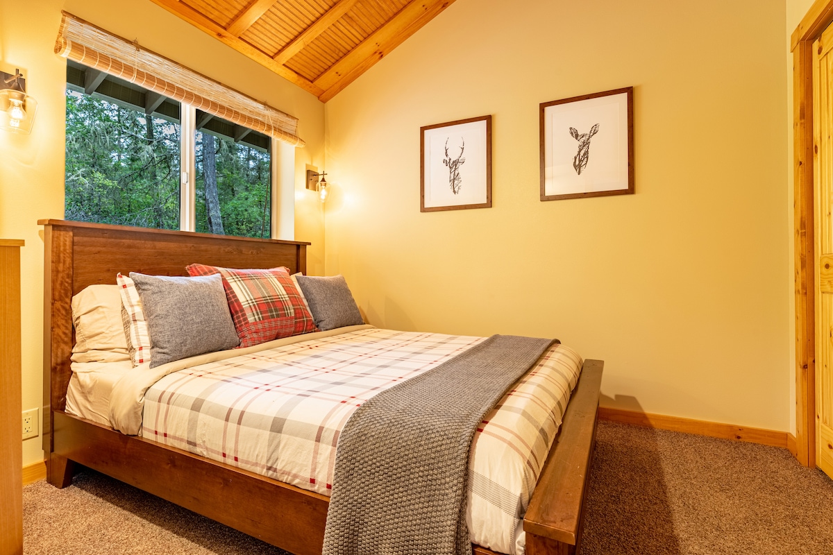 The guest bed is a queen size.