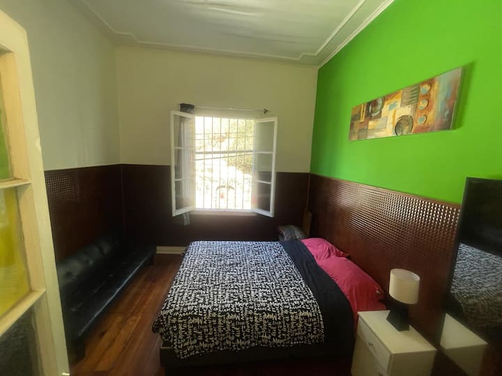 Pieza 1: muy grande. Cama de 2 plazas y un futón. Vista en altura desde ventana.