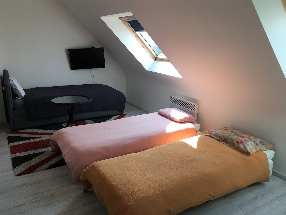 Spálňa 2 so samostatnými posteľami a rozkladacou posteľou