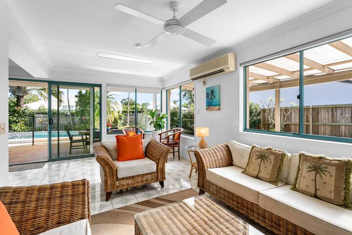 Noosa Getaway – walk to cafes, river, pet friendly gallery image 3