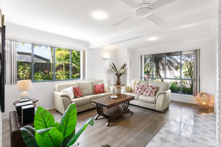 Noosa Getaway – walk to cafes, river, pet friendly gallery image 5