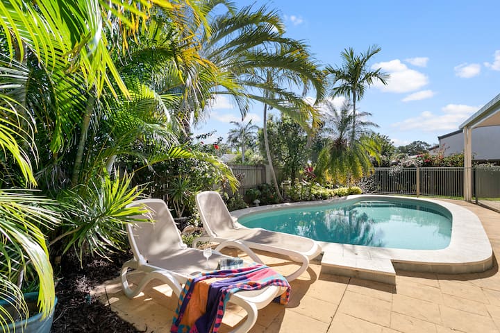 Noosa Getaway – walk to cafes, river, pet friendly