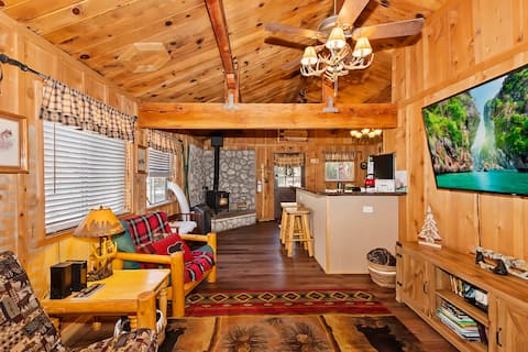 ★Black Bear Lodge★Dog Friendly 🐶Fenced Yard★w/ AC★