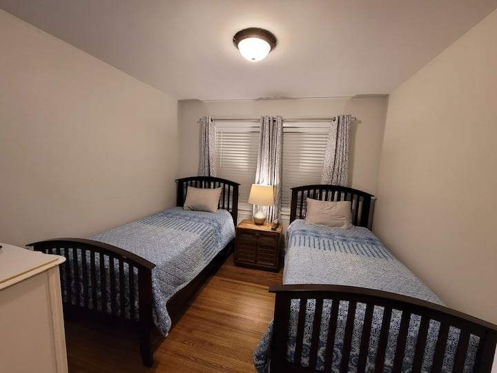 Ორადგილიან საძინებელში არის ორი ორადგილიანი საწოლი კომოდთან და სამსუნგის სმარტ-ტელევიზორთან ერთად.  Netflix და Hulu.  Sony Blu Ray DVD-დამკვრელი.  Ღამის სადგამი ლამპასთან და დენის დამცავთან ერთად, რომ შეაერთოთ ყველა საჭირო აქსესუარი.