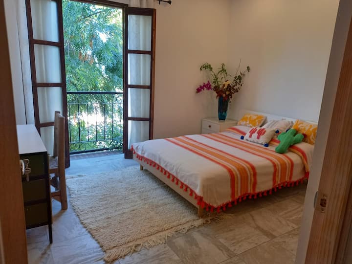 Втора спална соба со балкон и прицврстена бања (за ваша информација - прекривката/прекривките варираат од време на времето во текот на годишните времиња) 