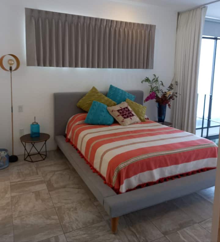 Главна спална соба. За ваша информација - прекривката на креветите може да варира во текот на годишните времиња.  