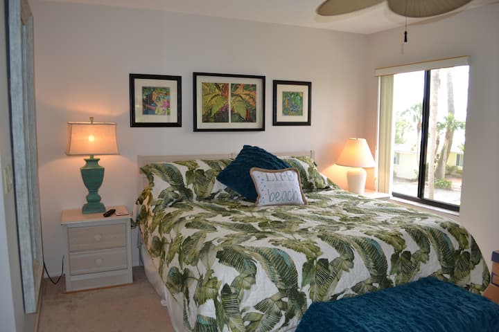 Fall asleep in the King bed to the sound of waves.