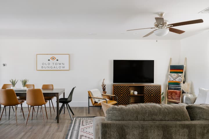 Opustite se u prostranom dnevnom boravku s udobnim kaučem i foteljama koje su savršene za filmske večeri ili druženje s prijateljima i obitelji. Uživajte gledajući omiljenu seriju na Netflixu na velikom televizoru s ravnim ekranom