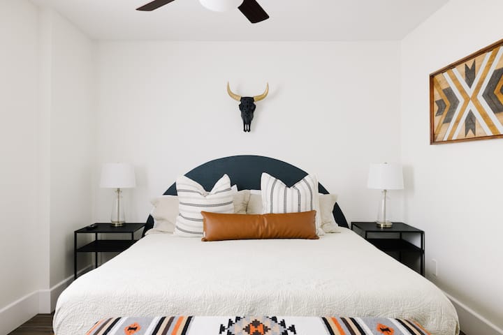 Ovo je privatna spavaća soba s bračnim krevetom i privatnom kupaonicom s dva umivaonika i tušem