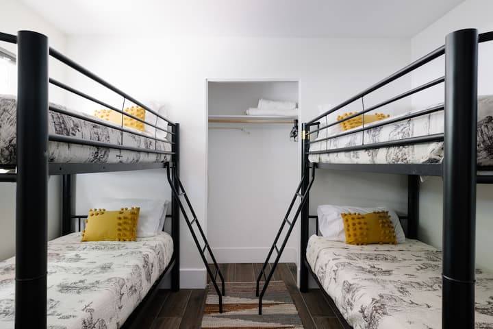 Zabavna soba s krevetima na kat - kreveti su udobni, a kupaonica je odmah preko puta hodnika radi lakšeg snalaženja