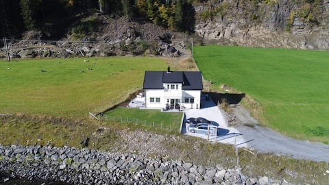 Beautiful new house 3 km from Flåm station