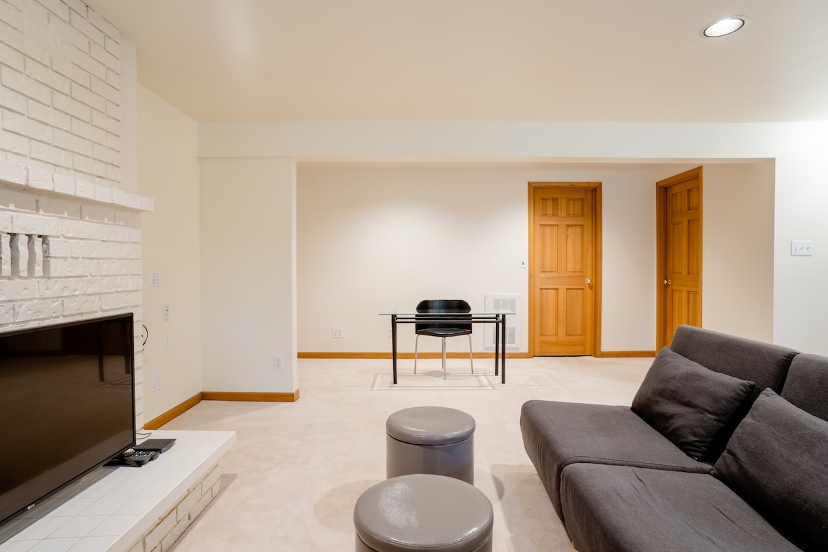 Chumba Kizuri chenye sehemu ya Kazi