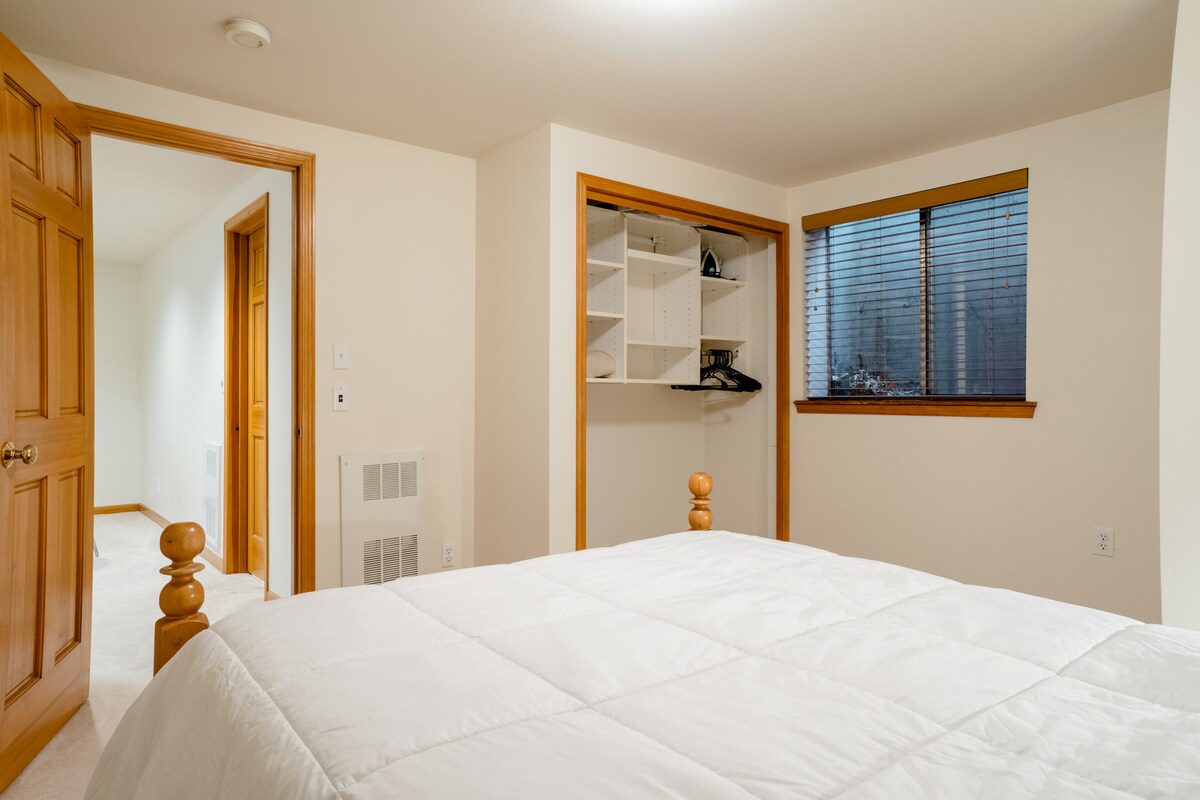 Chumba cha Kitanda na Sehemu Zaidi ya Kabati