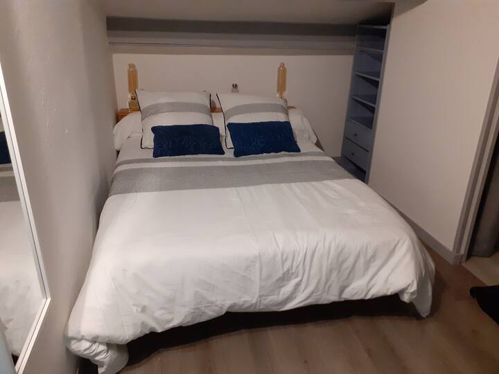 Cama hecha a la llegada, 2 fundas de almohada + 1 funda de travesaño y 2 cojines. 2 Lámparas de noche tactiles.