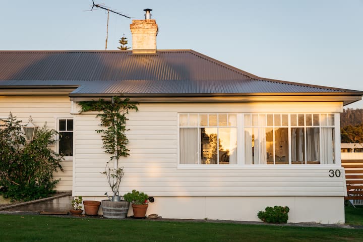 Ocean beach front, (Pillar) 3 Capes Cottage.