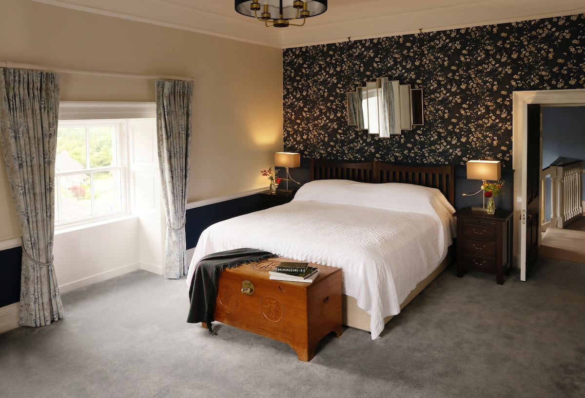 Školska soba na gornjem spratu ima Super veliki bračni krevet i odličan pogled.