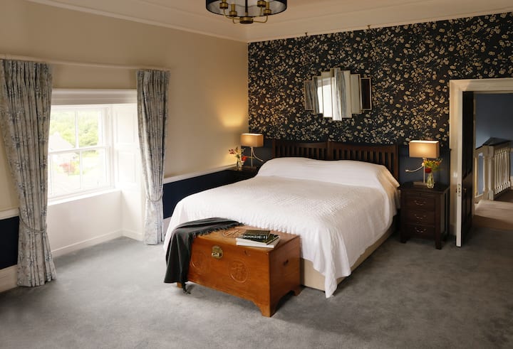 La sala de la escuela en el piso superior tiene una cama Super King y excelentes vistas.