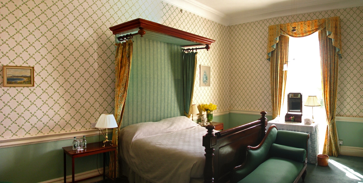 Zelena spavaća soba ima pogled na rijeku i može da primi dodatna dva kreveta.  Nema sopstveno kupatilo - dijeli se sa žutom sobom.