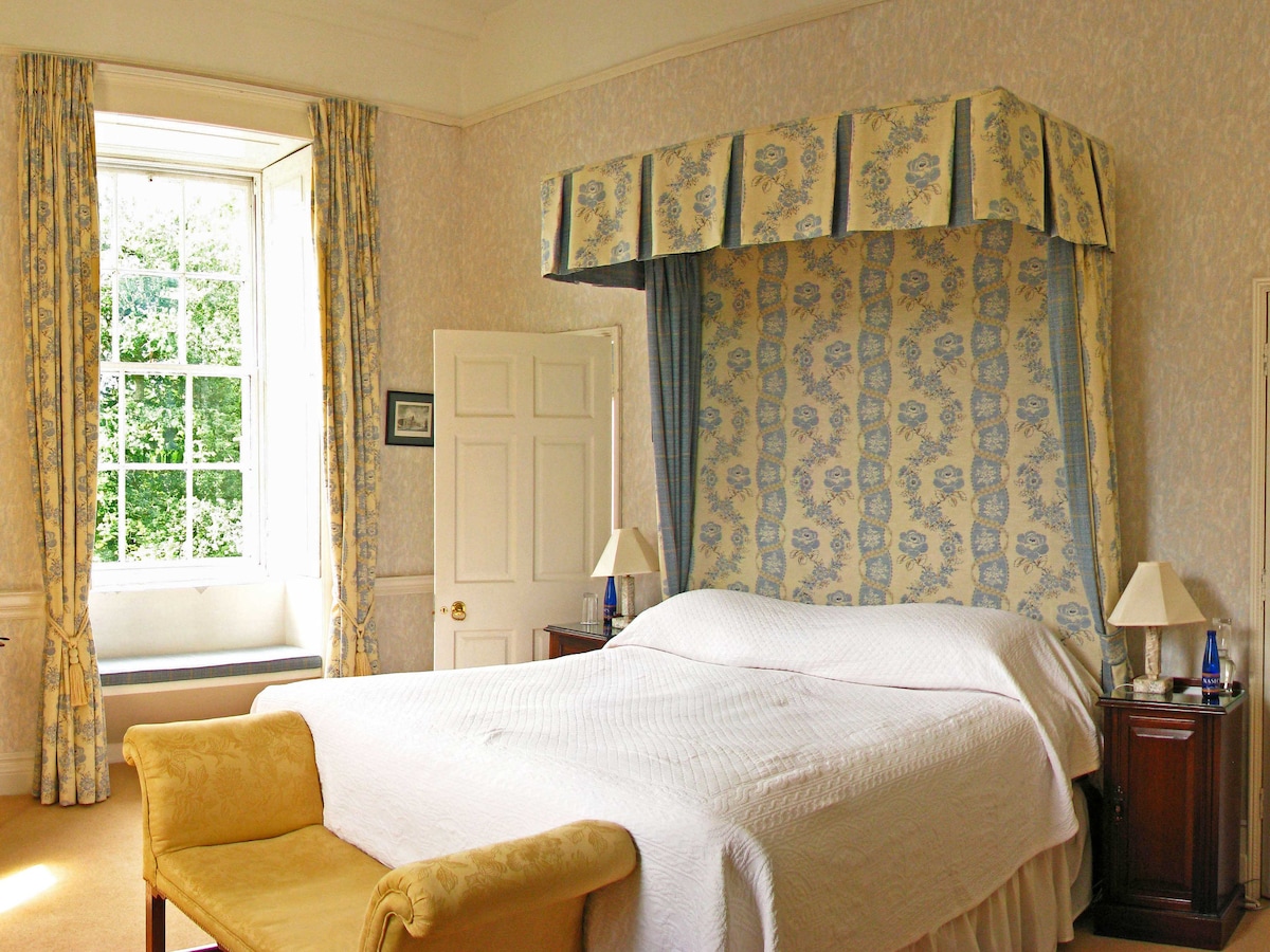 Plava soba ima Super veliki bračni krevet i pogled na sjever i zapad