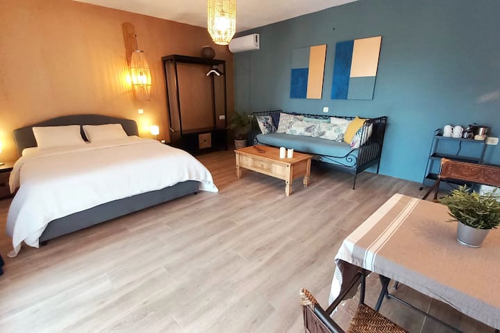 Апартаментът, студио с 3 спални с кухня, вътрешен двор и самостоятелна баня.