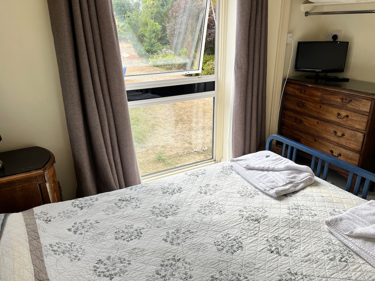 Спалня 2. Кингсайз с телевизор, скрин, висящо пространство