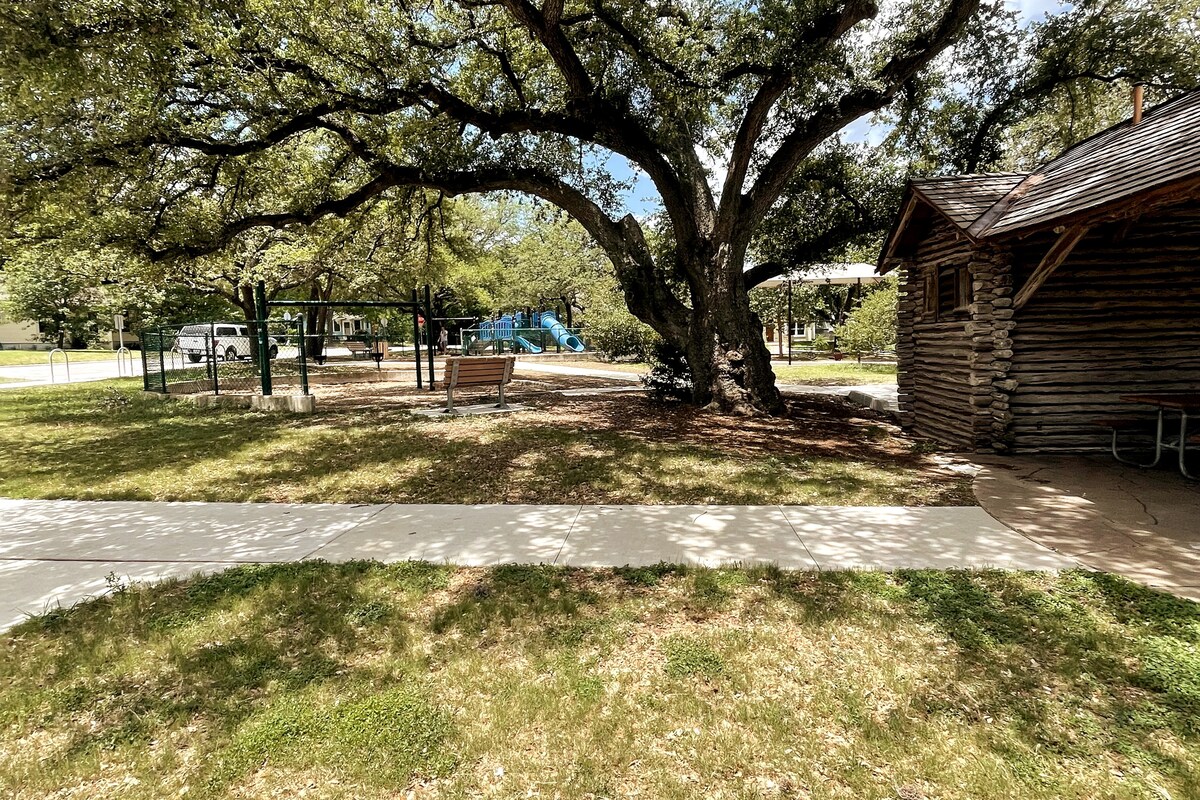 Adorable 1/1  apartment in beautiful Hyde Park